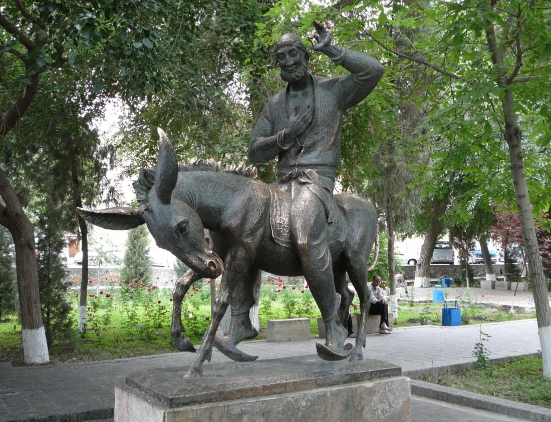 Representación épica de Alpomysh, una de las grandes epopeyas de la literatura tradicional de Uzbekistán