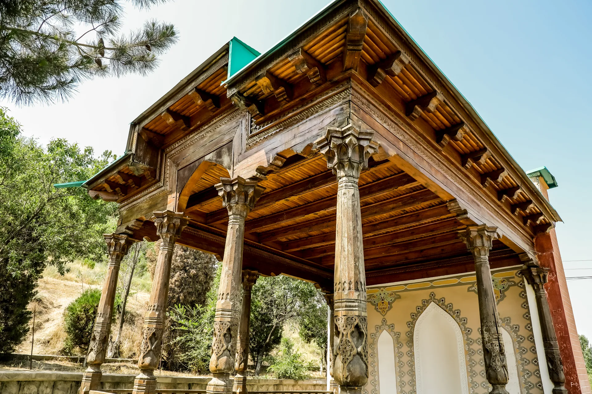 Plantación de olivos y árboles frutales dentro del parque de Andiján