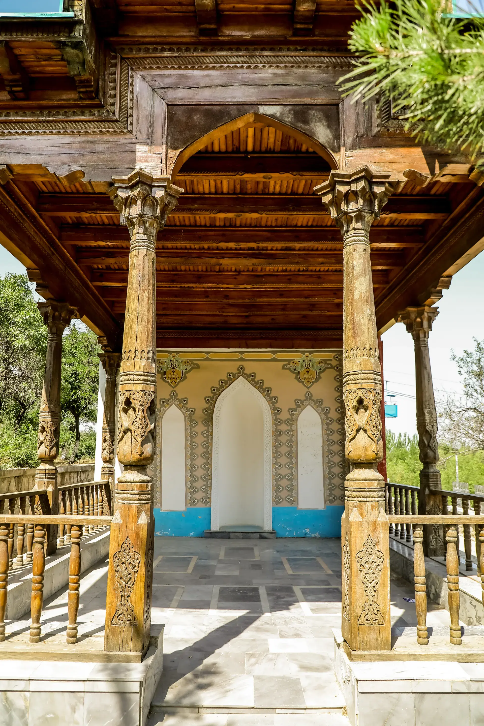 Fuente moderna en la entrada del parque Bog'i Bobur tras la renovación de 2017
