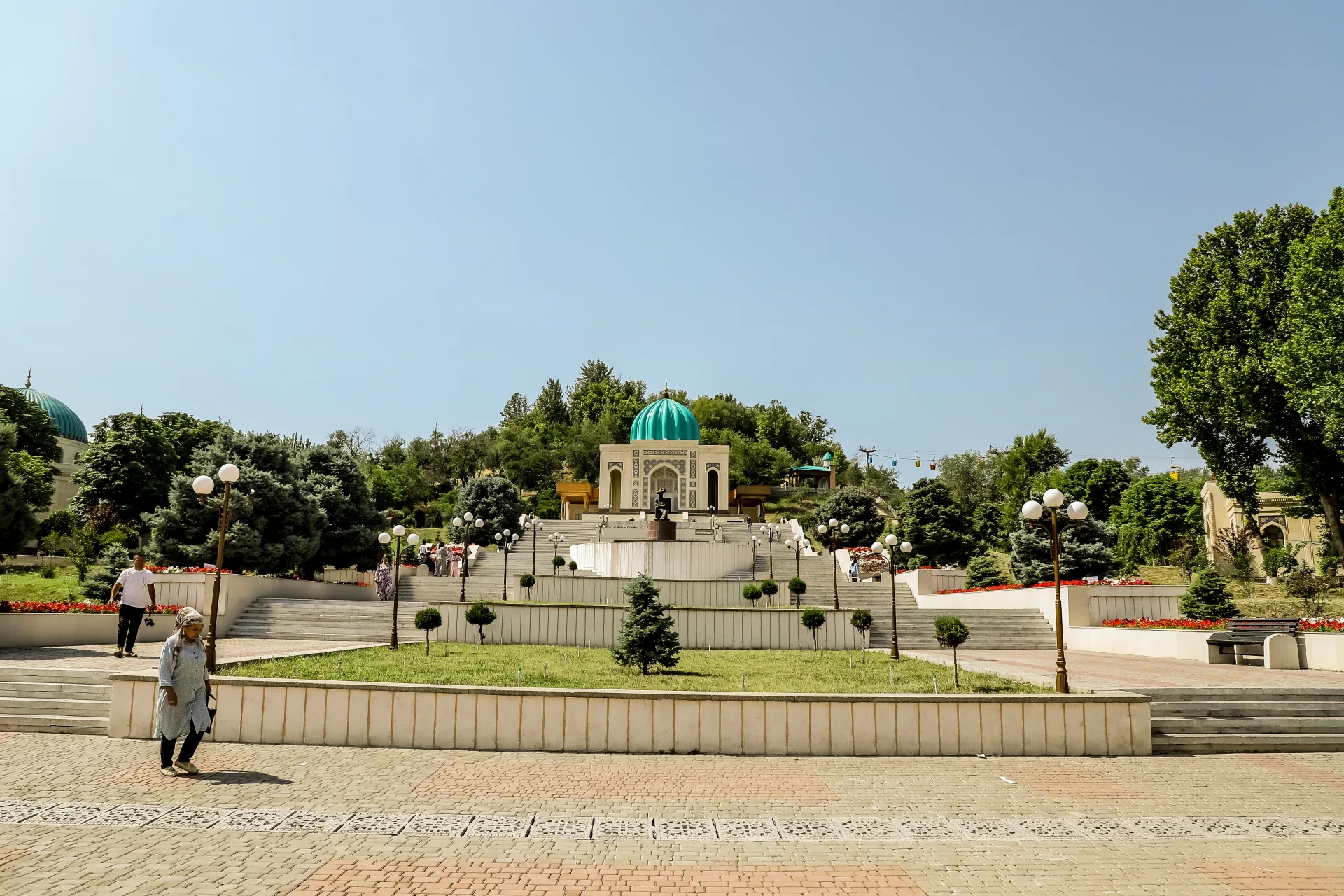Arco de entrada de estilo oriental al parque Bog'i Bobur en Andiján