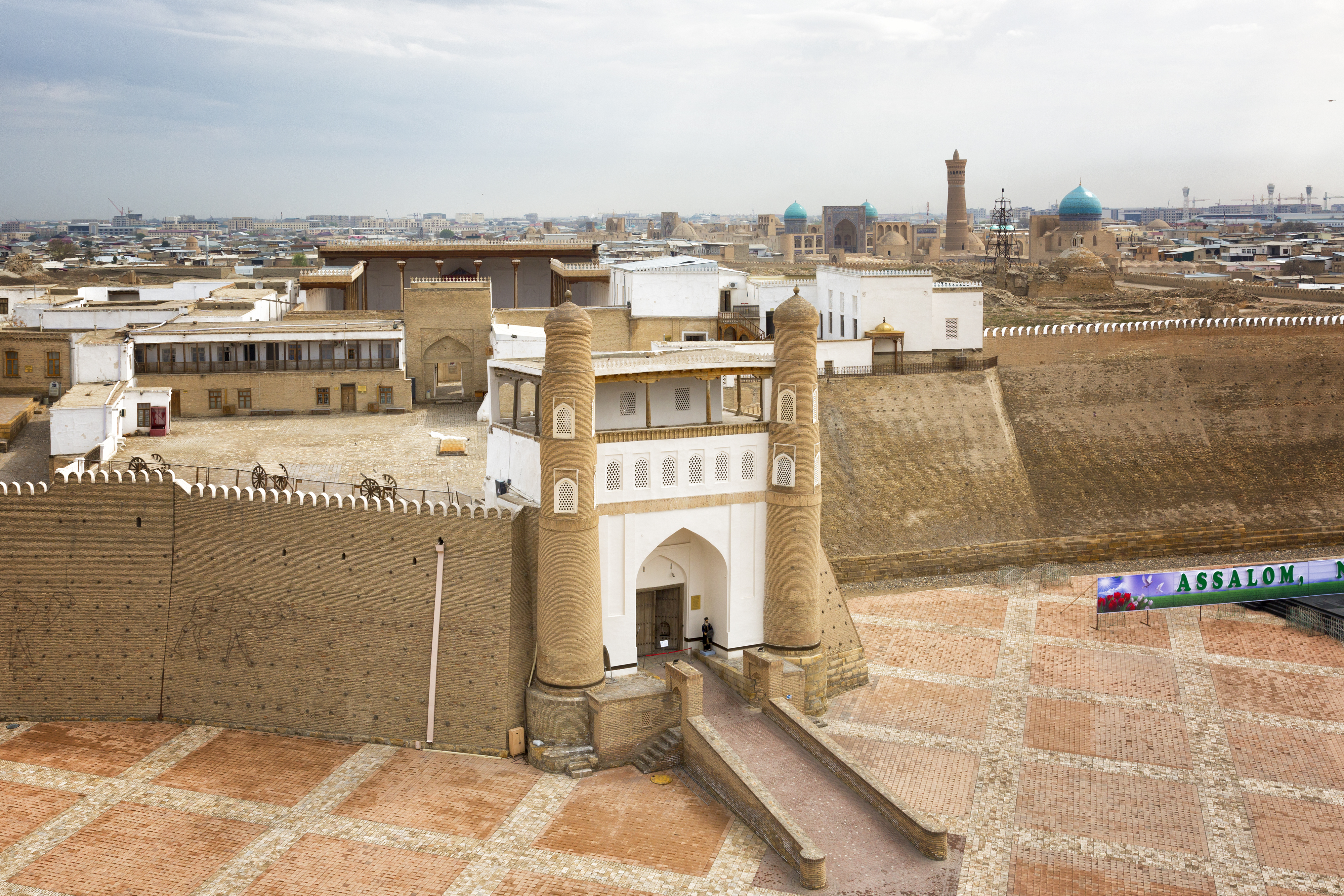 Plaza del Ark en Bujara, símbolo de la Ruta de la Seda en Uzbekistán