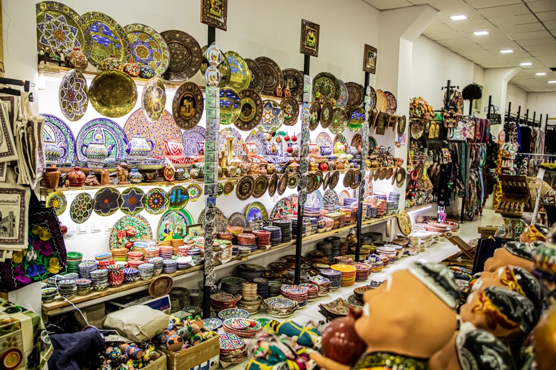 Escena cotidiana en el mercado Chorsu con puestos de productos locales en Taskent