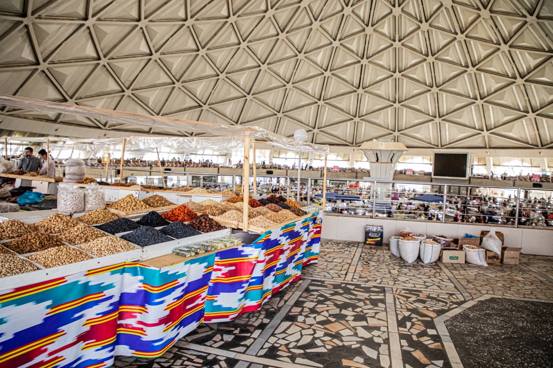 Casas de té y ambiente social cerca del Chorsu Bazaar en Taskent