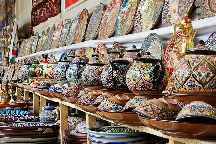 Actividad actual en el Chorsu Bazaar con compradores locales y viajeros en Taskent