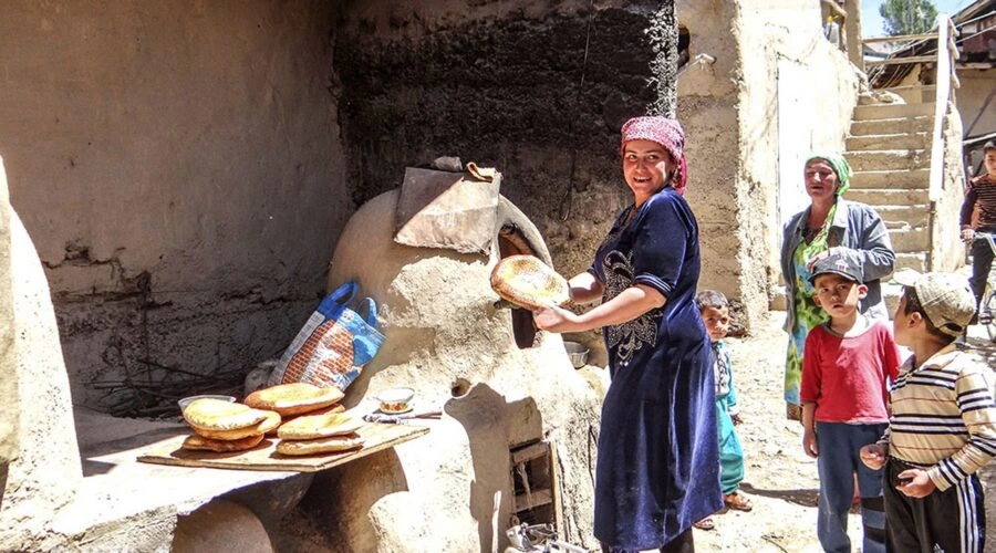 Turismo rural en Uzbekistán con pueblos tradicionales, casas de adobe y montañas