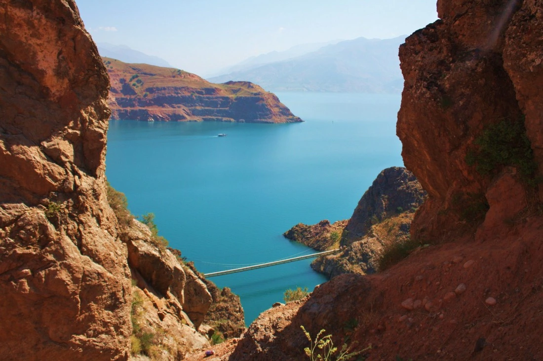 Yurtas en el desierto de Uzbekistán y experiencias sostenibles bajo las estrellas