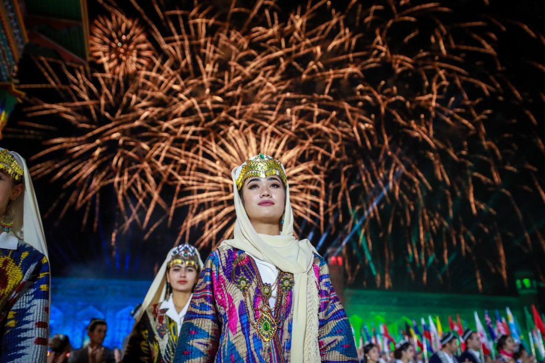 Festival tradicional al aire libre en Uzbekistán con trajes regionales y música en vivo