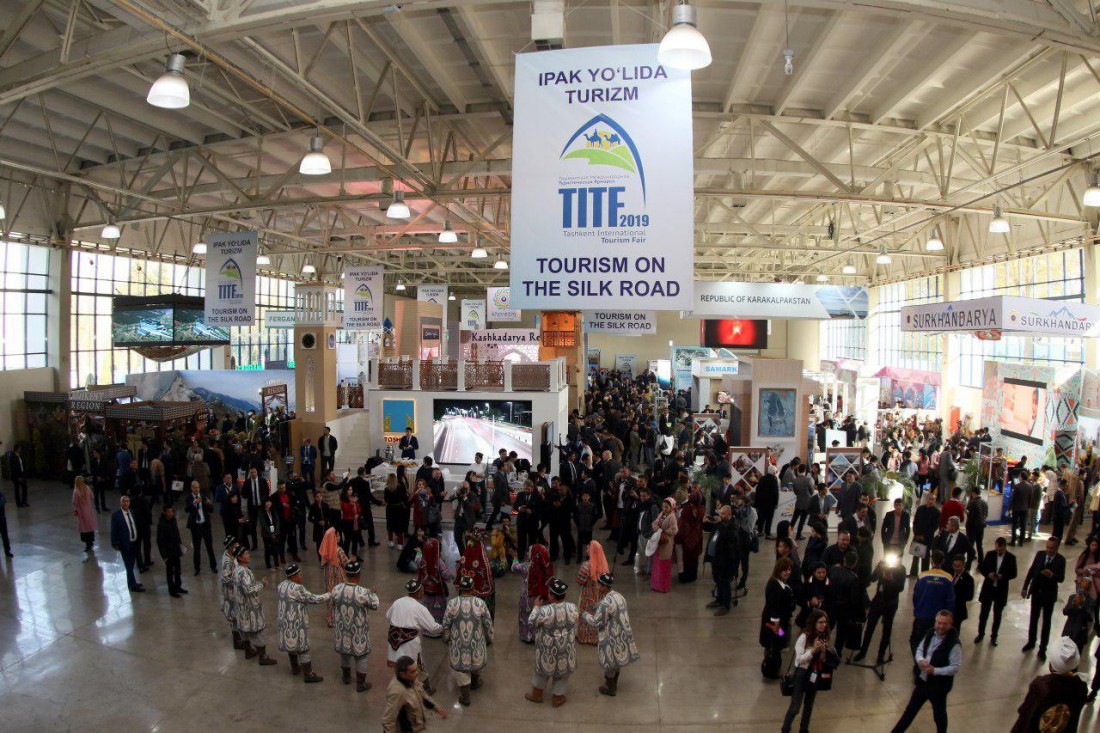 Feria artesanal y gastronómica en Tashkent con productos locales de Uzbekistán