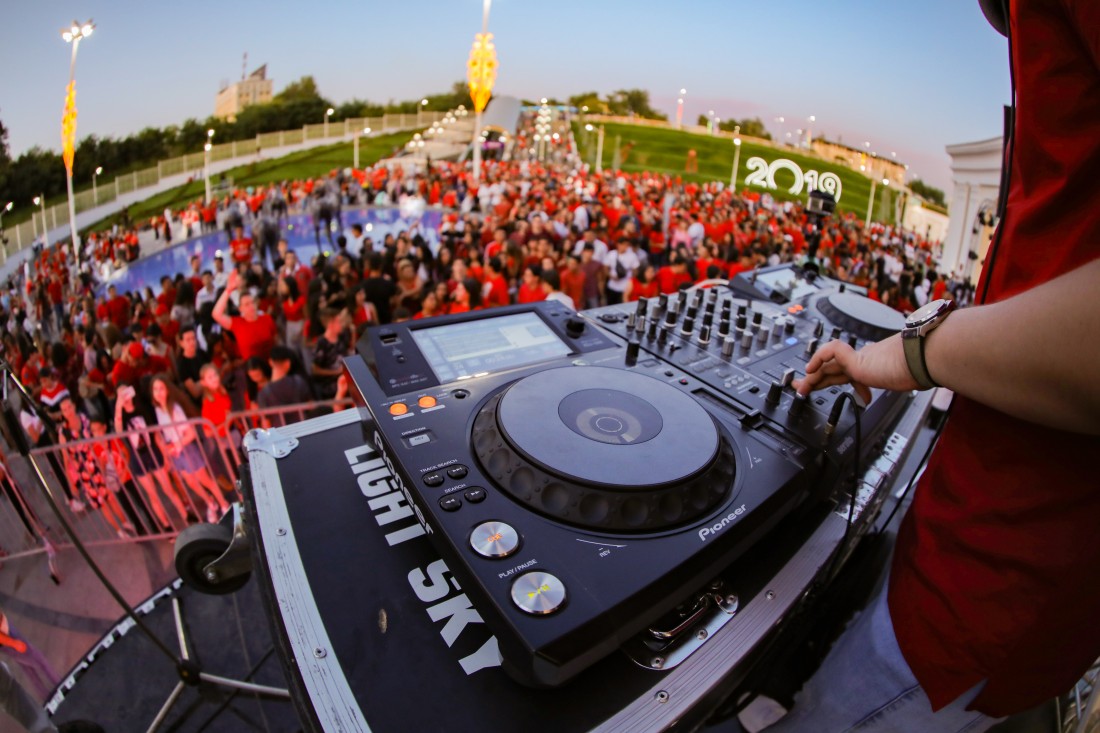 Escenario nocturno iluminado en Samarcanda durante un evento cultural