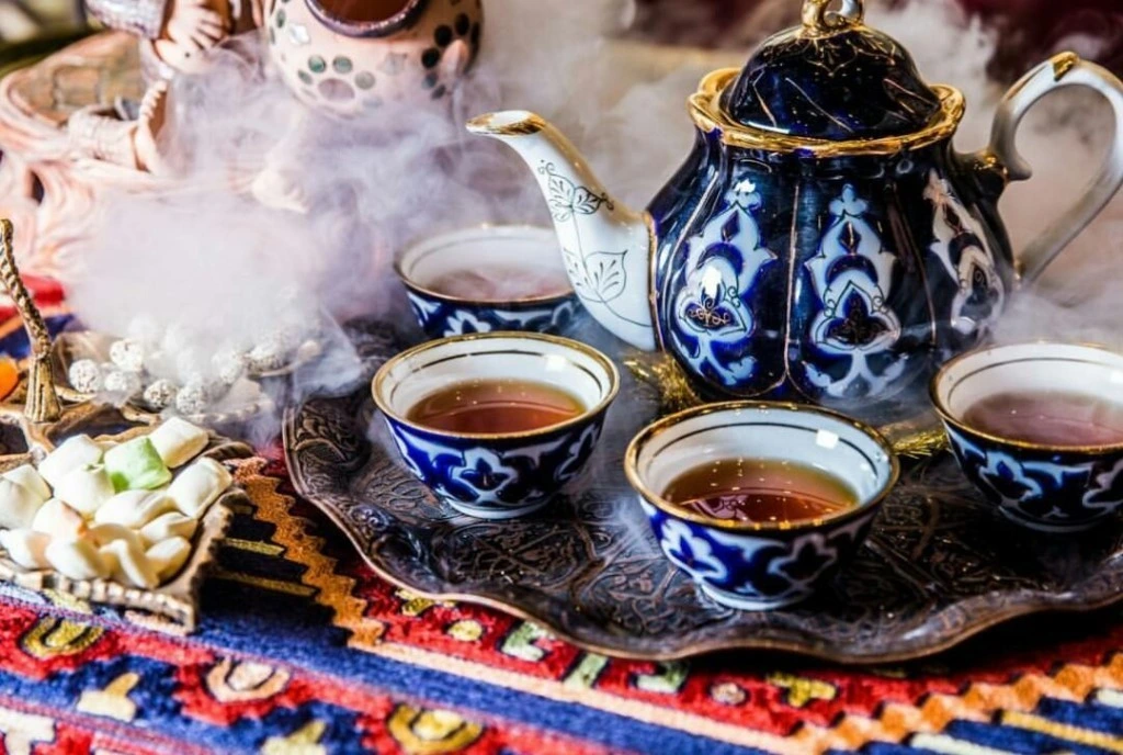 Tetera de cerámica tradicional uzbeka y pialas de té servido al estilo de la Ruta de la Seda
