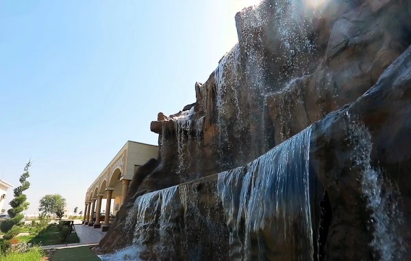 Campos de algodón y canales de riego en Gulistán (Guliston), región de Sirdaria, Uzbekistán