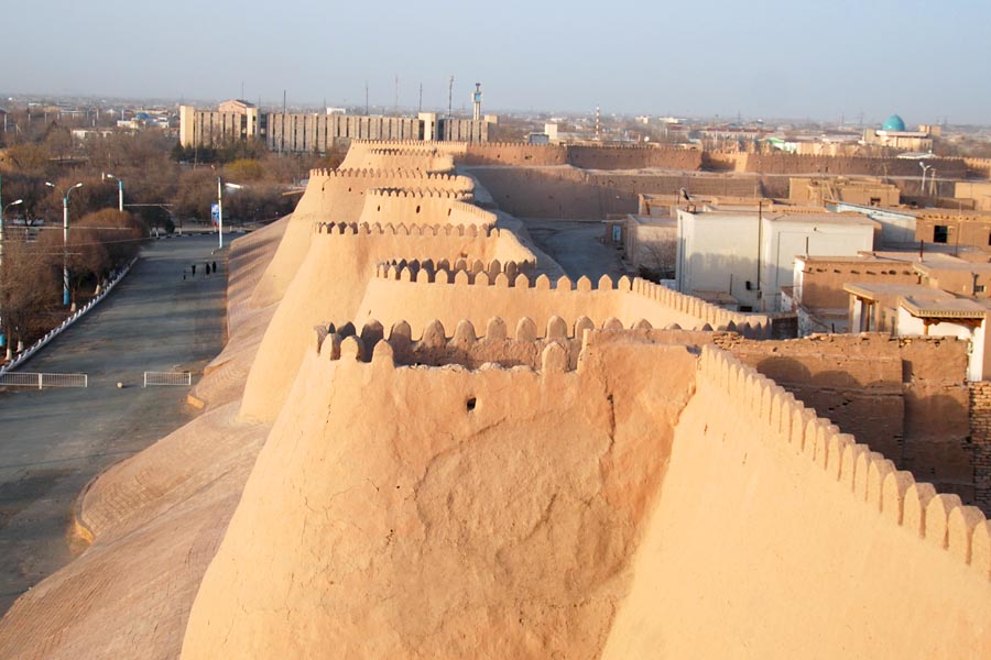 Murallas de Itchan-Kala en Jiva: puertas, torres y orientación dentro de la ciudad amurallada