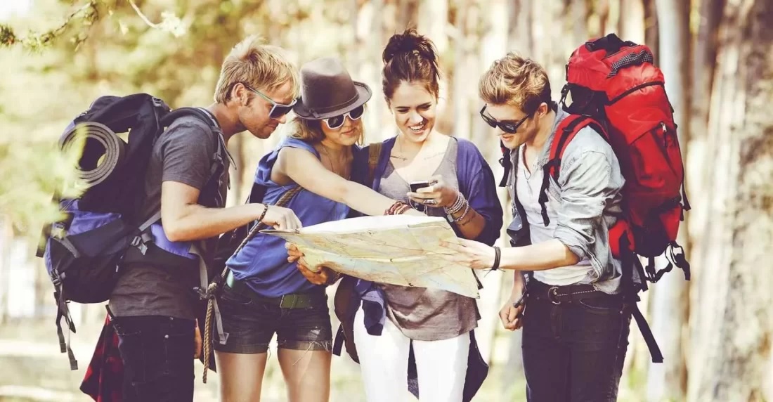 Viajeros jóvenes recorriendo plazas históricas de Uzbekistán