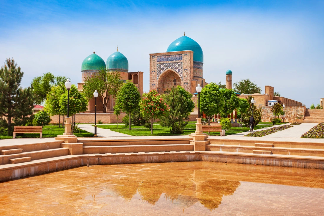 Vista de Karshi (Qarshi), con arquitectura tradicional y cúpulas históricas al sur de Uzbekistán