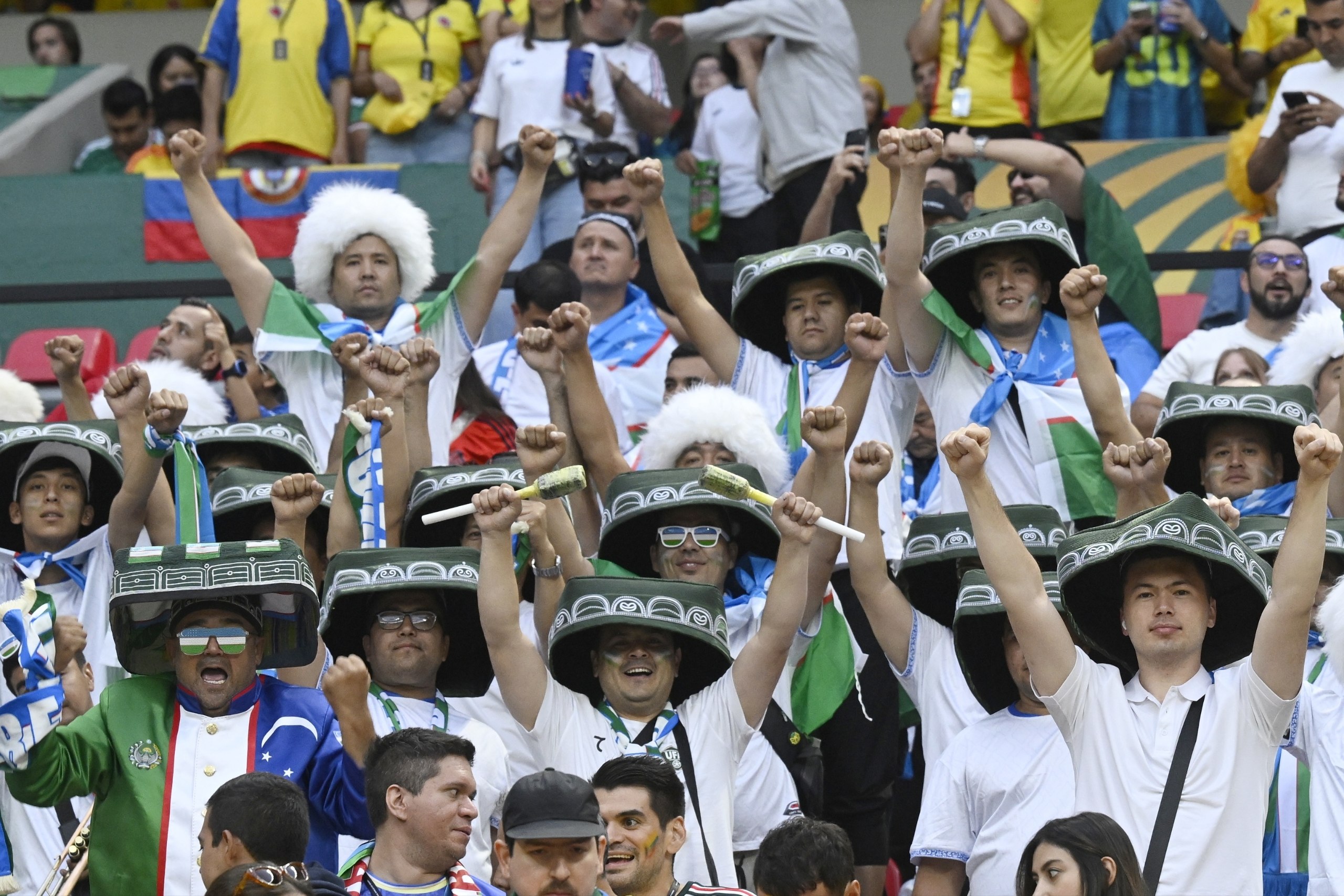 Aficionados uzbekos siguiendo el Mundial 2026, coincidiendo con el récord de turistas