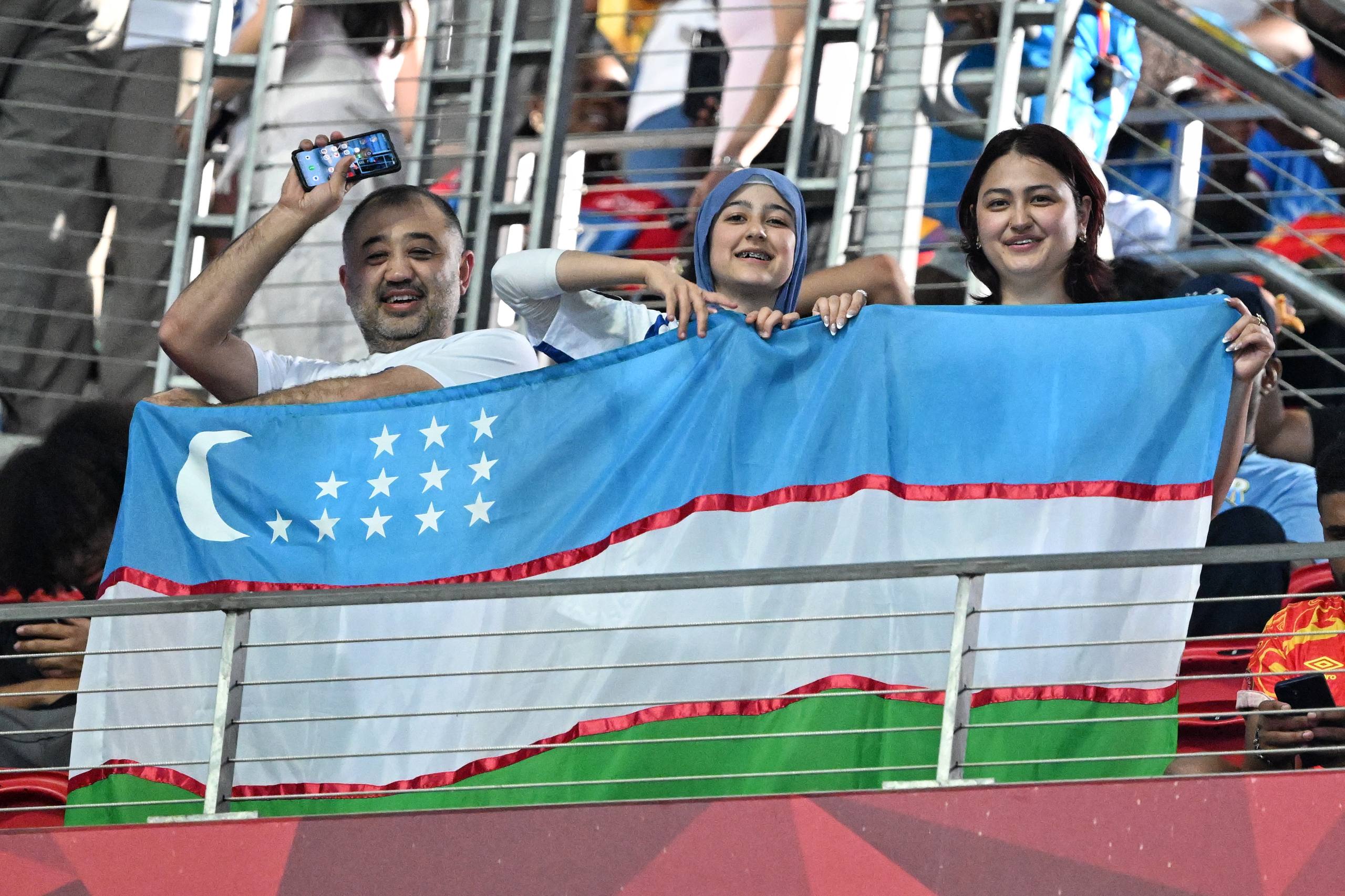 Afición uzbeka celebrando el debut mundialista, un impulso para el turismo del país