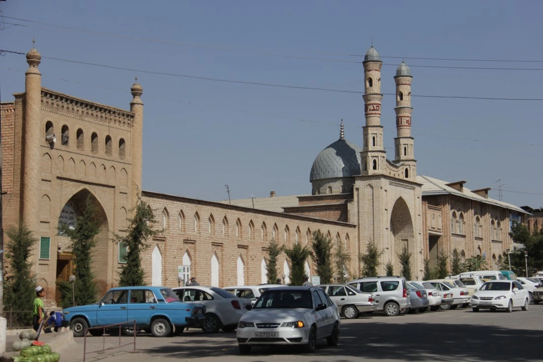 Vista panorámica de Namangan entre jardines, mezquitas y el valle de Ferganá
