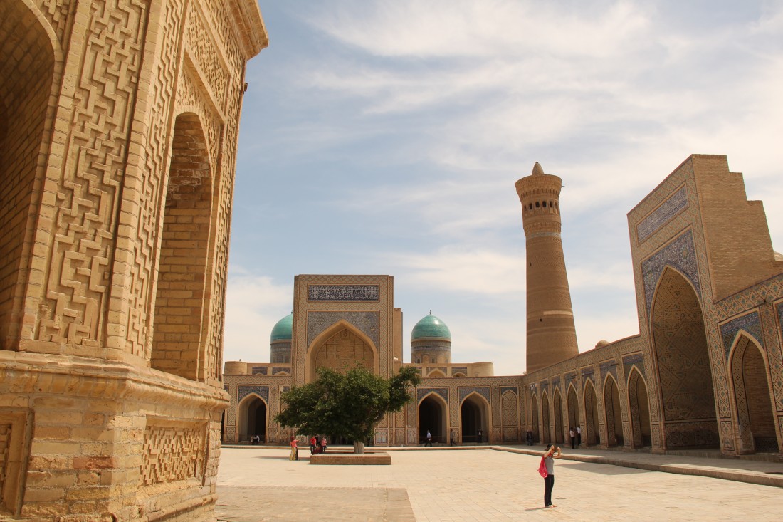 Complejo Poi Kalon en Bujará: minarete Kalon, mezquita y madraza, monumento clave de Uzbekistán