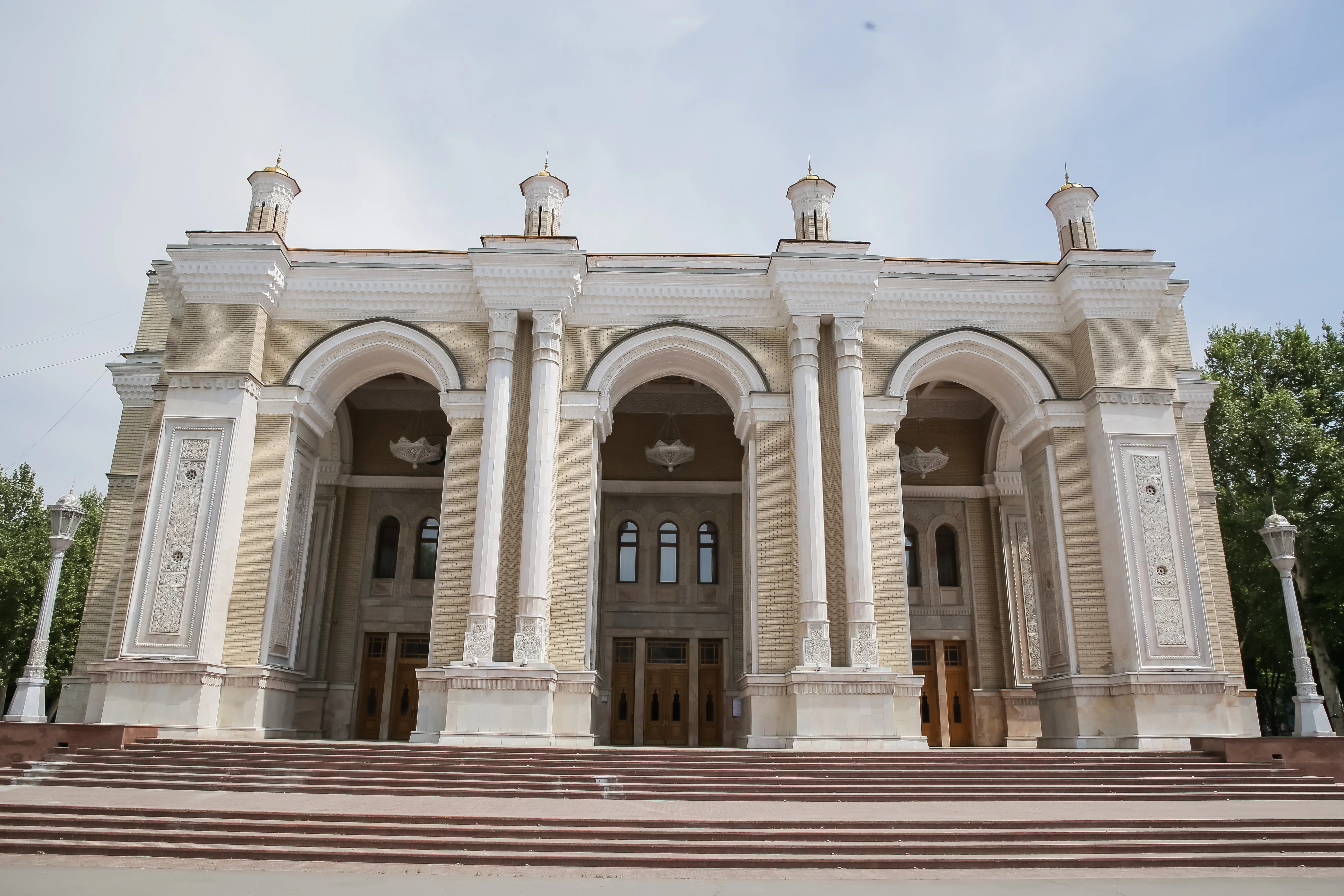 Fachada del Teatro Alisher Navoi en Tashkent, Uzbekistán