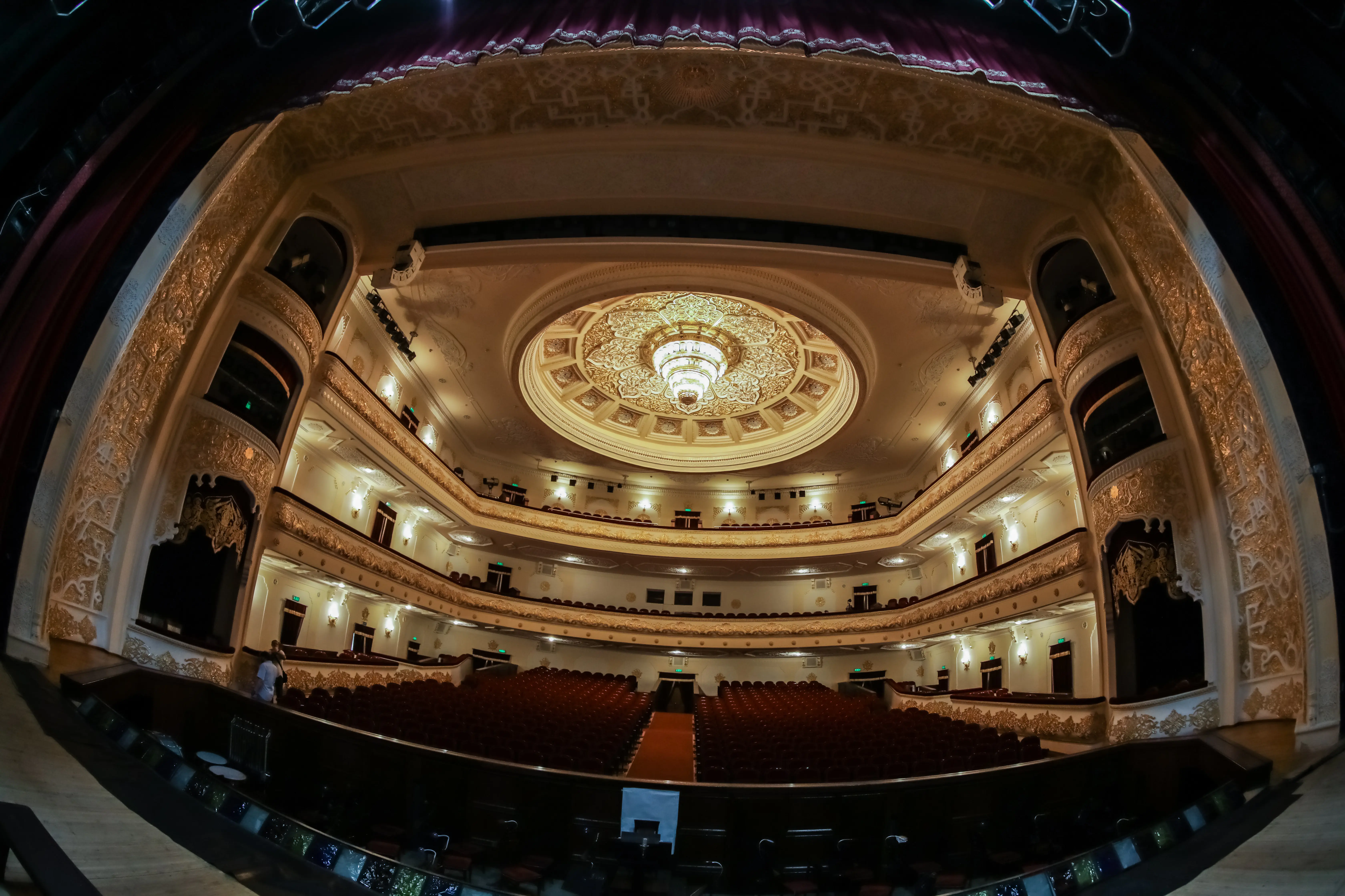 Vista nocturna del Teatro Alisher Navoi de Tashkent
