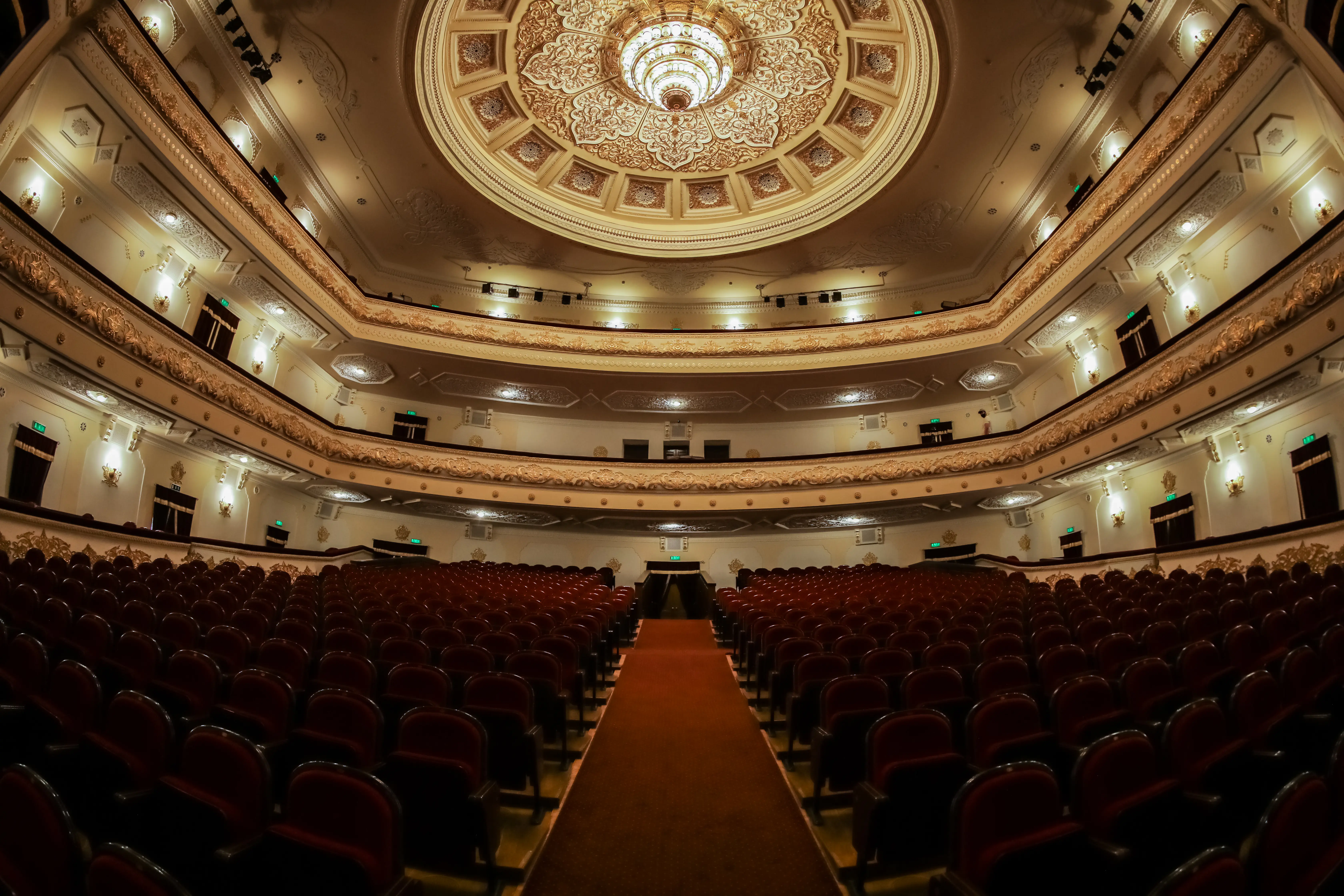 Entrada del Teatro Alisher Navoi de Tashkent, Uzbekistán