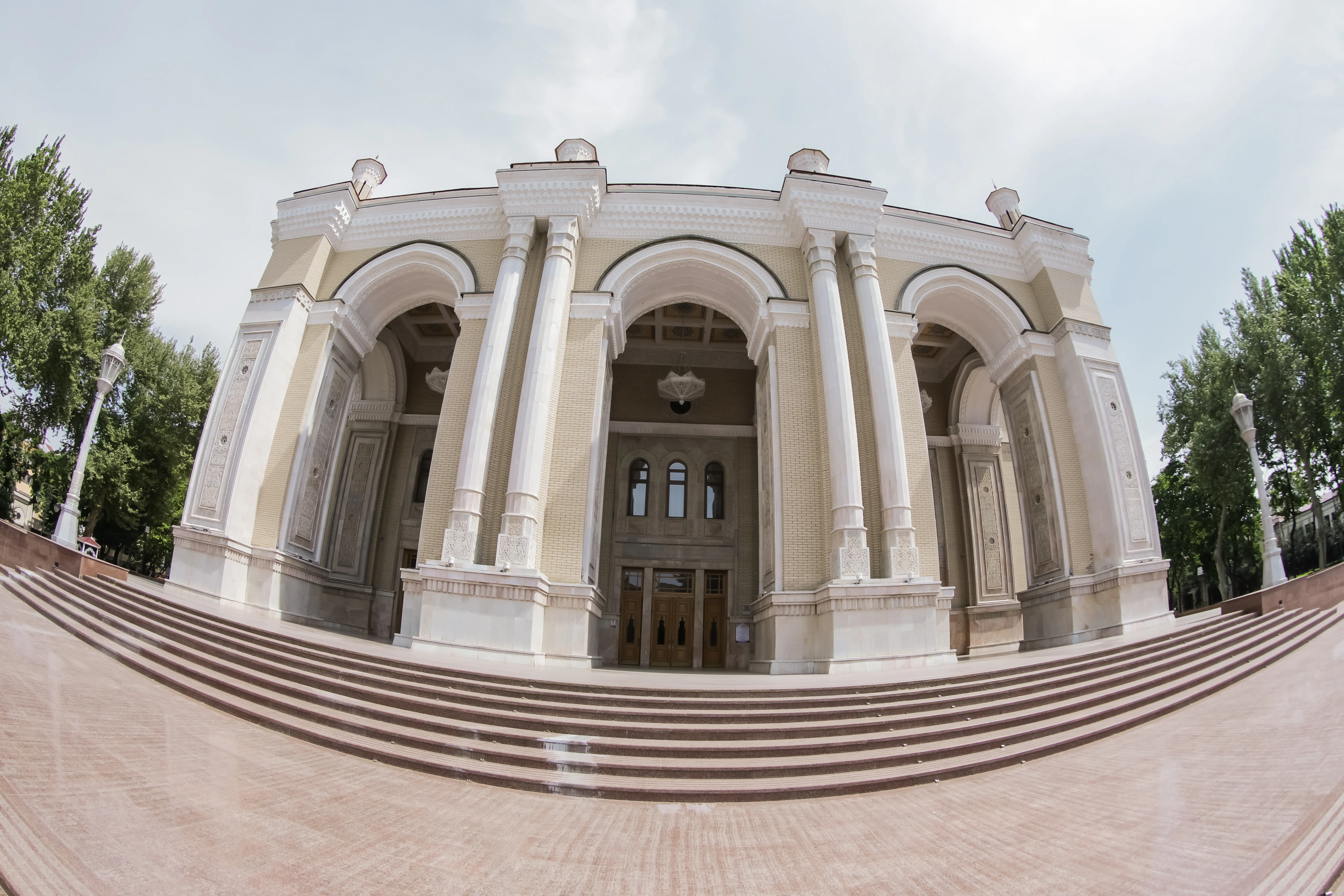 Sala interior del Teatro Alisher Navoi decorada según el estilo de una región de Uzbekistán