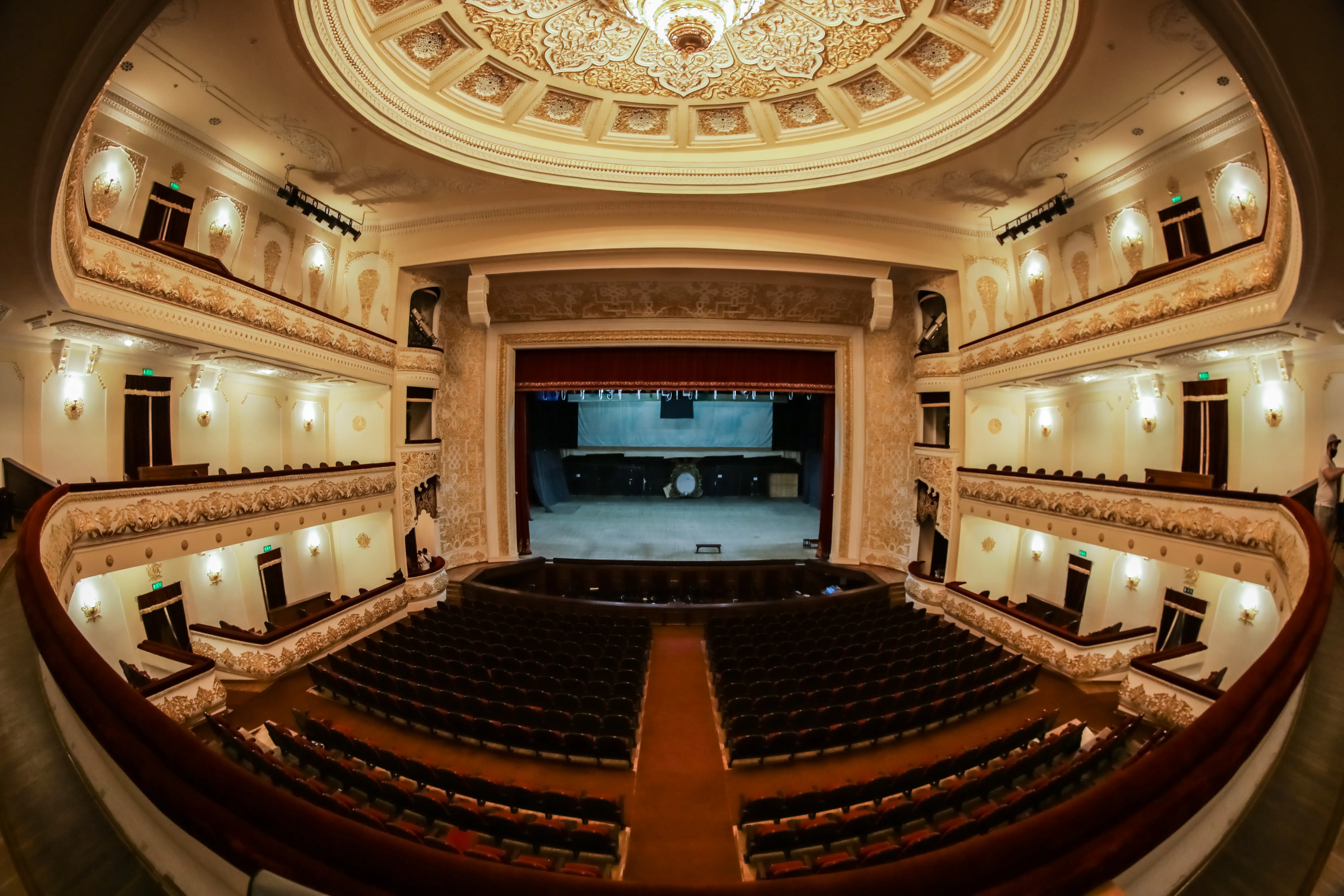 Frescos de Chingiz Ahmarov en la sala principal del Teatro Alisher Navoi