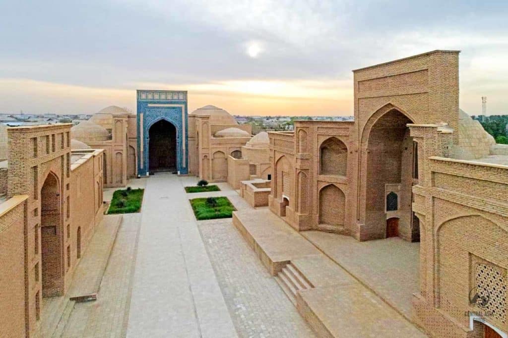 Restos del complejo Fayaz Tepe y esculturas budistas en Termez, Uzbekistán